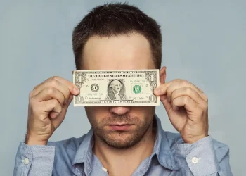 10 versteckte Gebühren auf Ihrem Bankkonto, die Ihre Ersparnisse entwässert (und wie Sie sie vermeiden können)