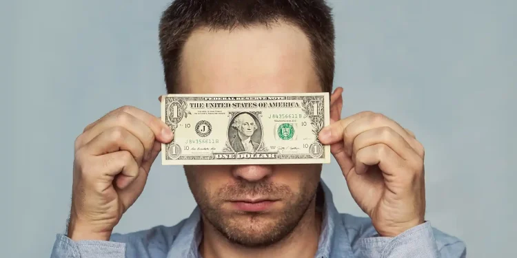 10 versteckte Gebühren auf Ihrem Bankkonto, die Ihre Ersparnisse entwässert (und wie Sie sie vermeiden können)