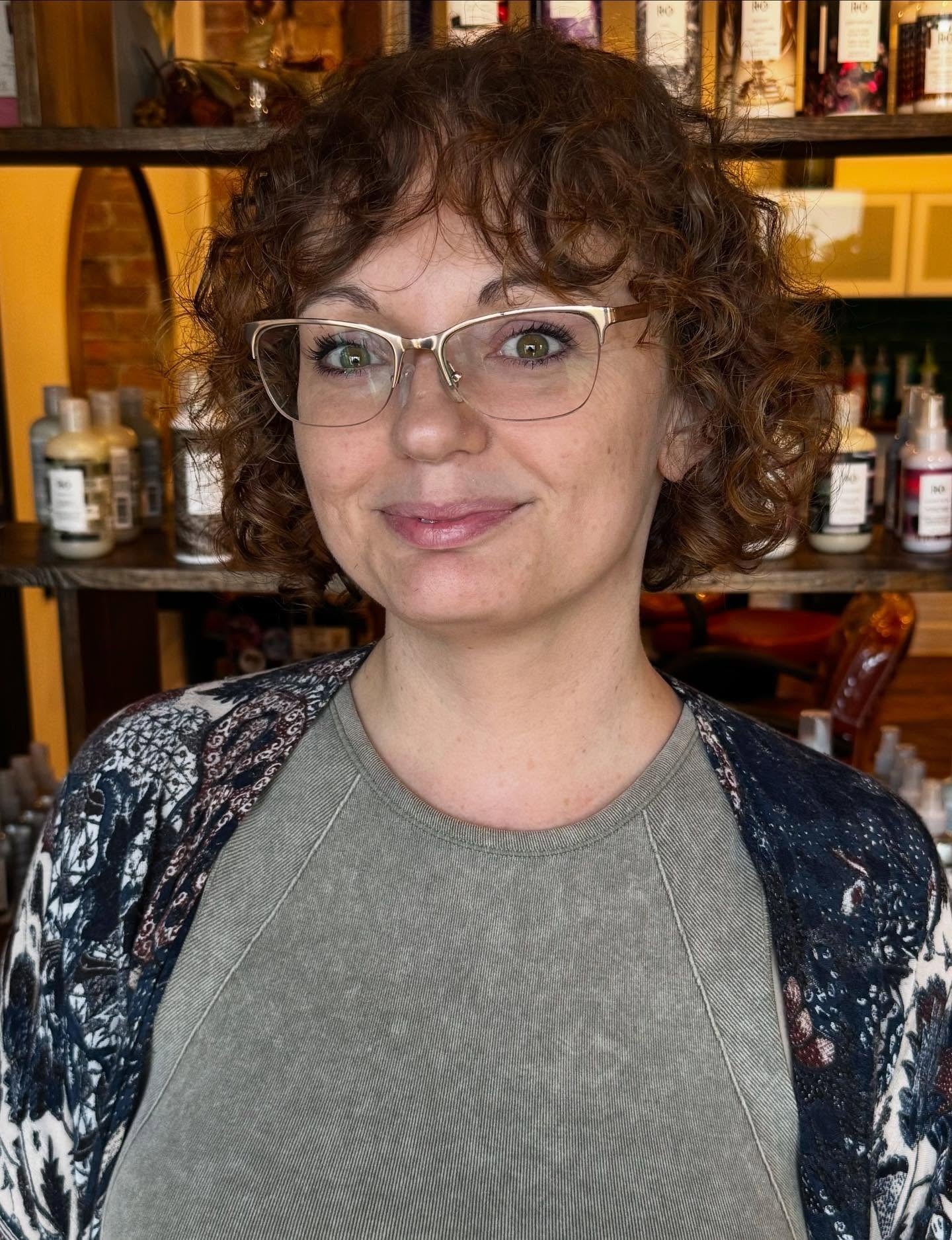 11. Weicher kupferfarbener lockiger Bob mit natürlichem Pony (lockige Bob-Frisuren)