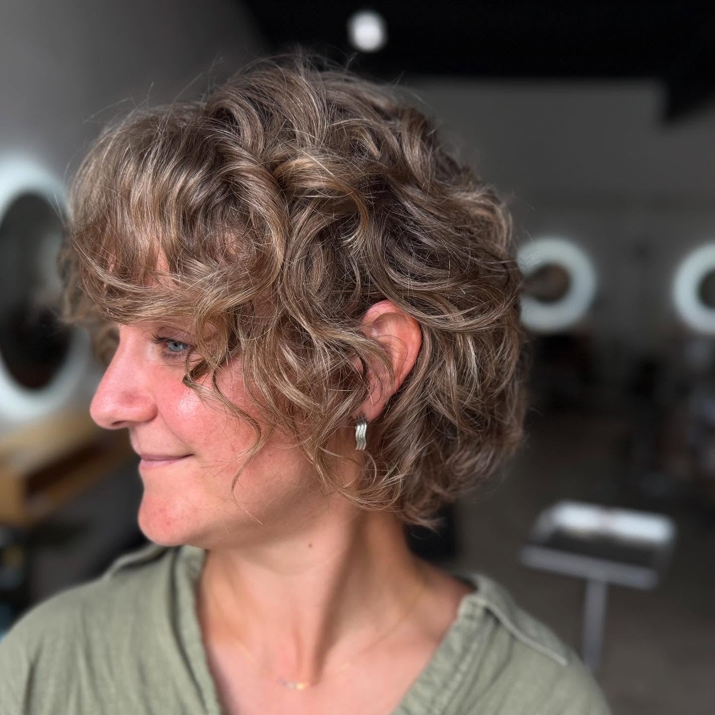 12. Smoky Beige Curly Bob mit angehobener Krone (Curly Bob Frisuren)