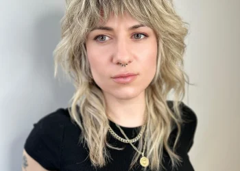 13 Ideen für einen zotteligen Haarschnitt mit Pony, die Sie brauchen