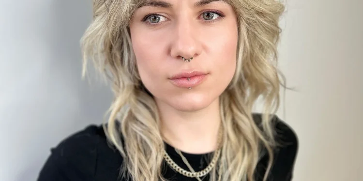 13 Ideen für einen zotteligen Haarschnitt mit Pony, die Sie brauchen