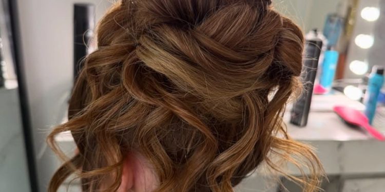 13 Ideen für unordentliche Hochsteckfrisuren für weiches und strukturiertes mittellanges Haar