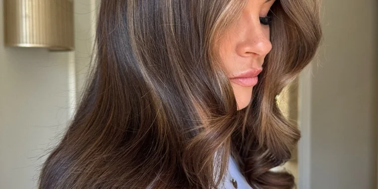 13 Transformationen für mittelbraunes Haar mit Highlights, die es wert sind, gerettet zu werden