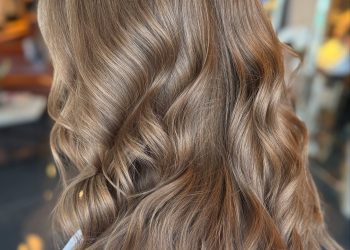 13 atemberaubende dunkle blonde Haarfarbe Ideen, die man jetzt ausprobieren kann