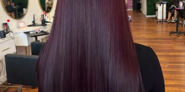 13 dunkle Burgunder-Haarfarben-Ideen, die Stylisten immer wieder verwenden