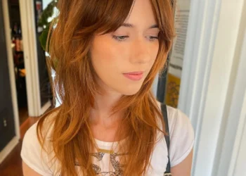 13 kultige, unordentliche Fransenfrisuren für Frauen für einen lebendigen Look