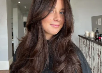 13 schokoladenbraune Haare mit Highlights für mühelosen Stil