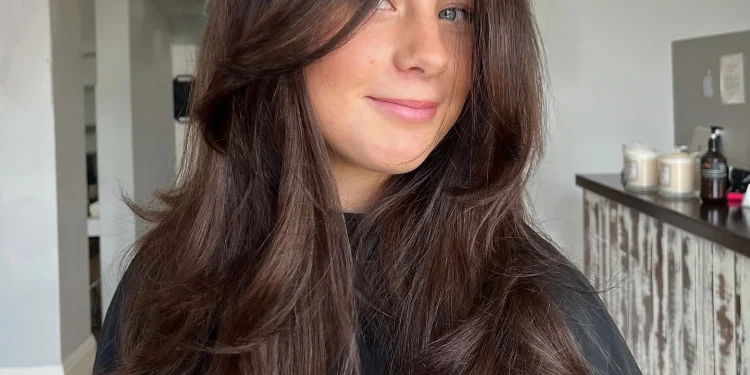 13 schokoladenbraune Haare mit Highlights für mühelosen Stil