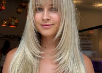 14 glatte Frisuren mit Pony, die Stylisten empfehlen