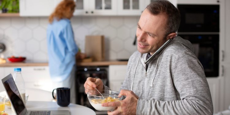 15 flexible Arbeit zu Hause Jobs für Menschen mit chronischer Krankheit (verdienen bis zu 17.000 US -Dollar pro Monat)