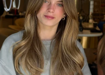 15 lange, zarte Frisuren mit Curtain Bangs, die für natürliches Volumen sorgen