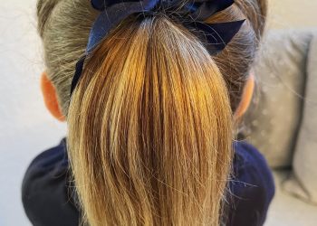 15 lustige Frisuren für die Schule perfekt für Kinder