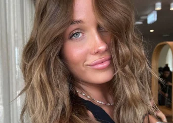 15 zerzauste Frisuren, die „chaotisch“ luxuriös aussehen lassen