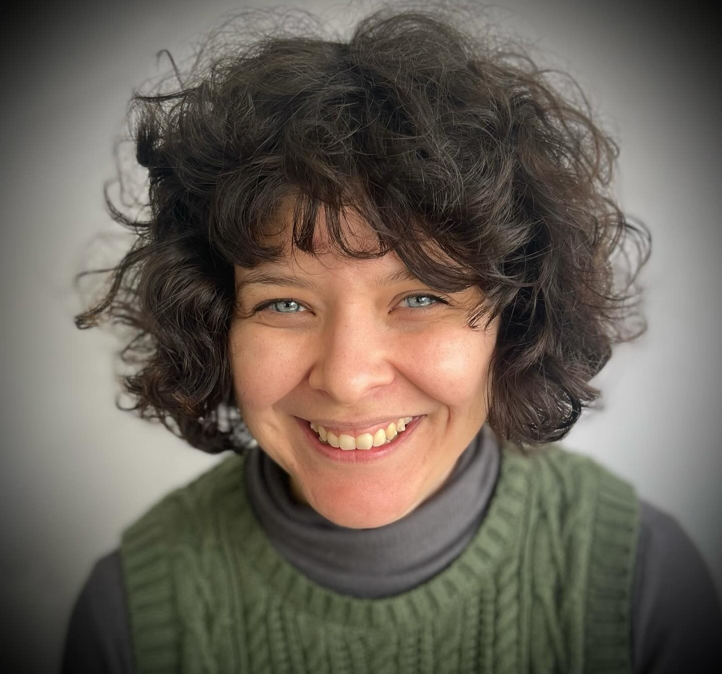 15. Lockiger Bob in dunkler Schokolade mit weichem Volumen (Curly Bob-Frisuren)