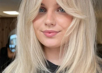 16 Curtain Bangs-Frisuren mit natürlichem Fluss