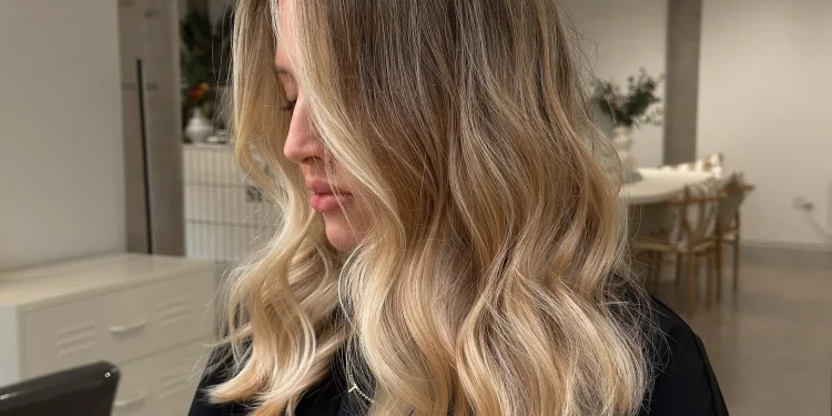 16 blonde Haare mit dunklem Ansatz, in die man hineinwachsen kann