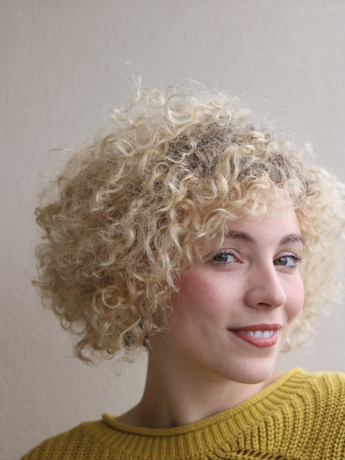 16. Hellblonder lockiger Bob mit luftiger Definition (Curly Bob-Frisuren)