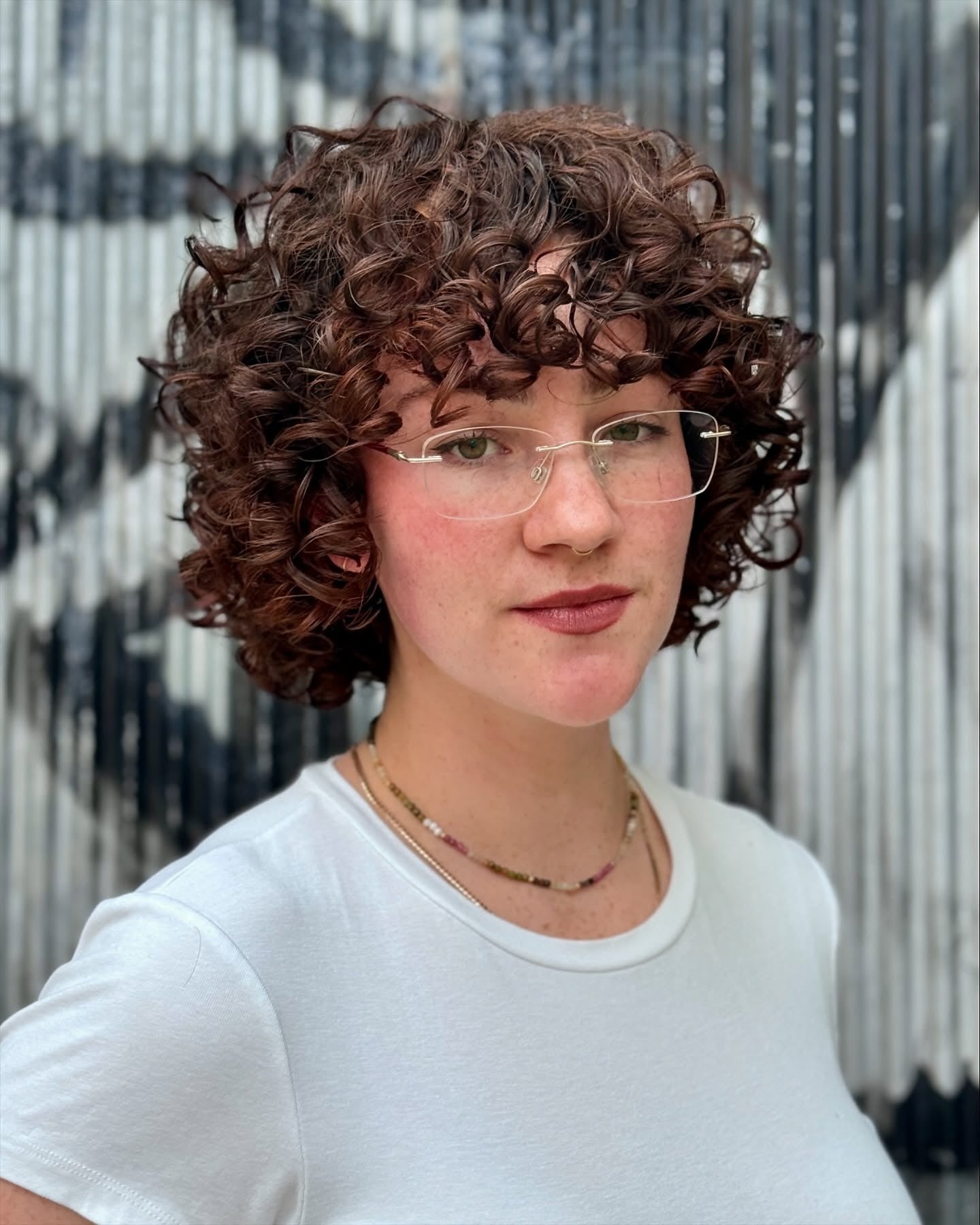 17. Deep Auburn Curly Bob mit definierten Locken (Curly Bob-Frisuren)
