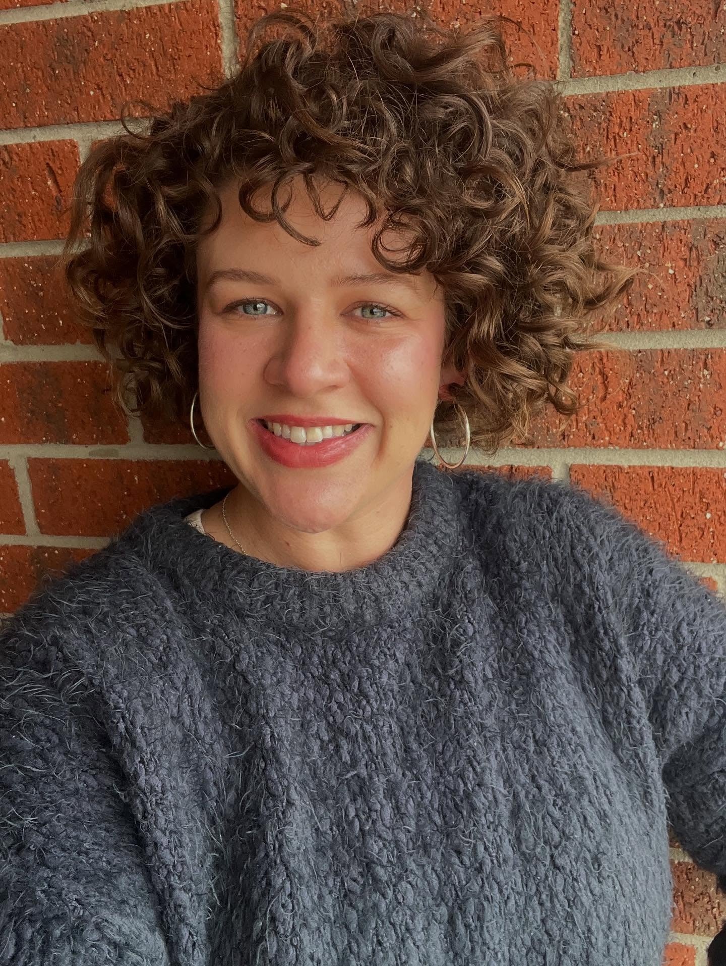 3. Reichhaltiger Schokoladen-Locken-Bob mit kompakter Form (Curly-Bob-Frisuren)