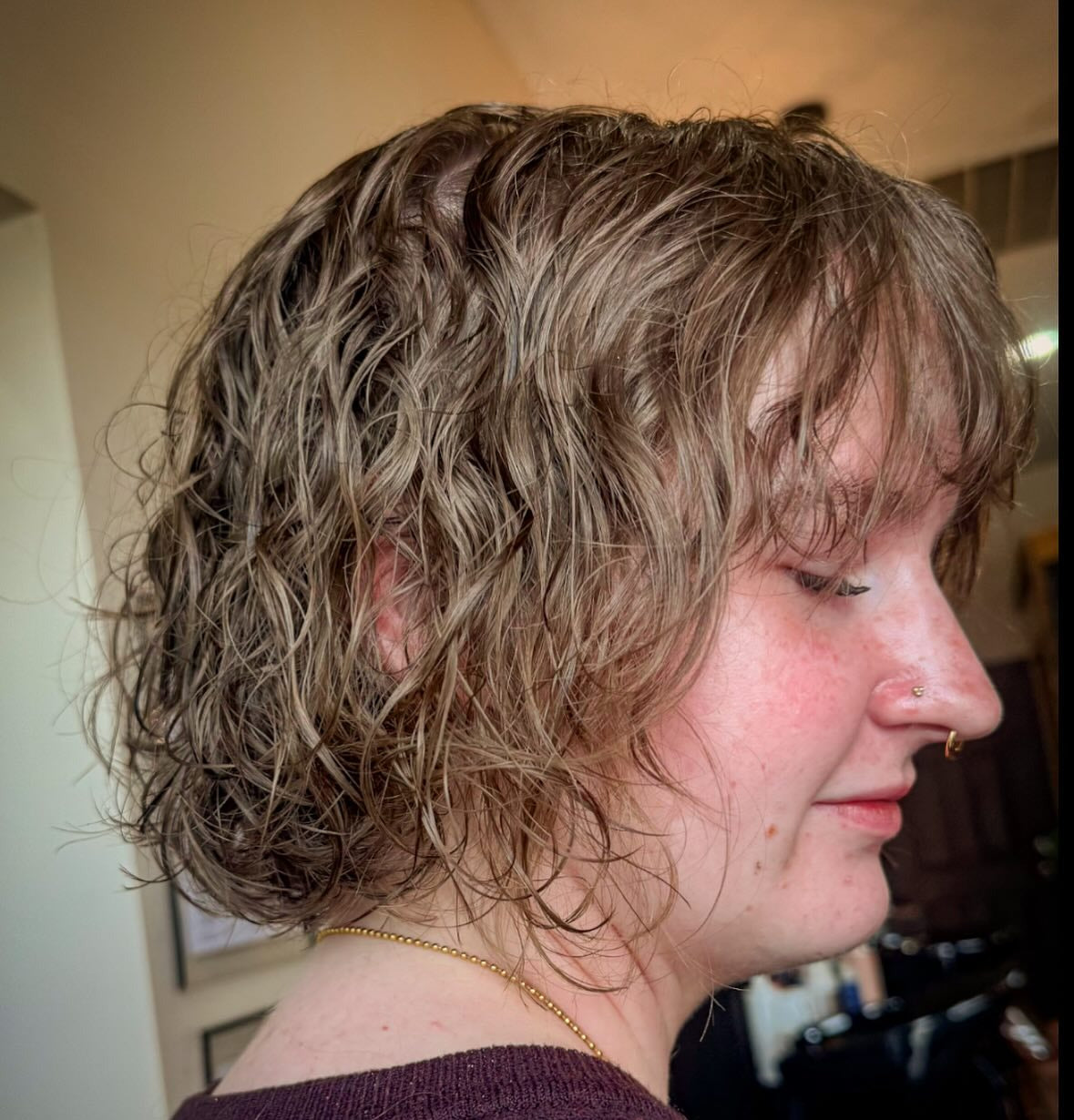 4. Natürlicher hellbrauner lockiger Bob mit entspannter Definition (lockige Bob-Frisuren)