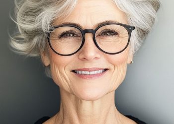19 kurze Haarschnitte für Frauen über 60 mit Brille