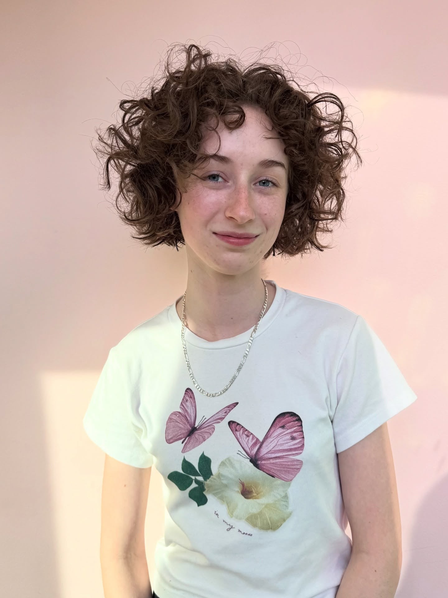 6. Kurzer dunkelbrauner lockiger Bob mit geformtem Nacken (lockige Bob-Frisuren)