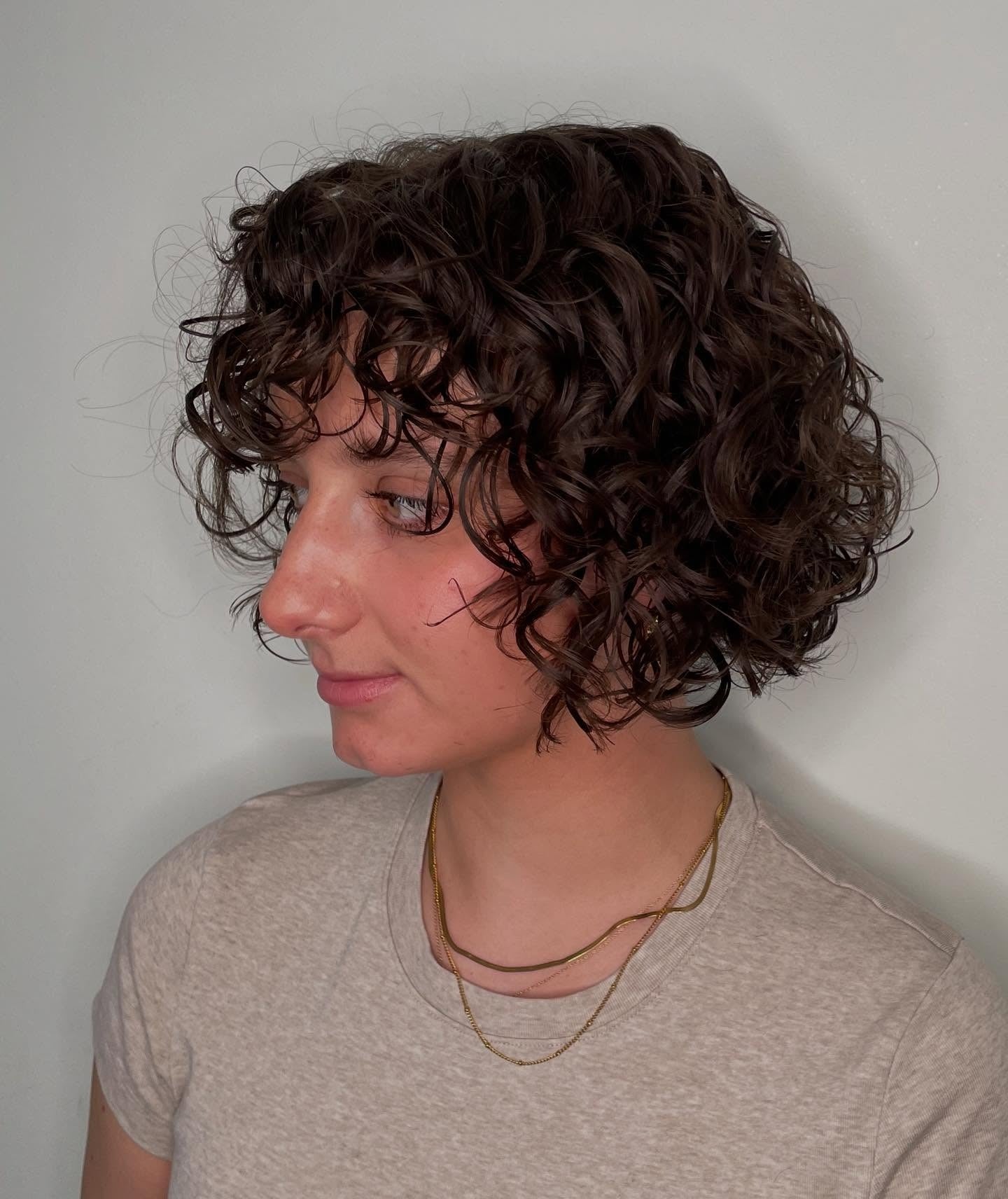 8. Klassischer brünett gelockter Bob mit definierten Locken (lockige Bob-Frisuren)