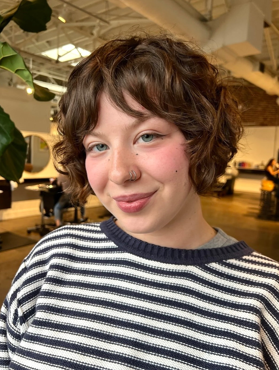 9. Sonnenbeschienener blonder lockiger Bob mit lockeren Wellen (lockige Bob-Frisuren)