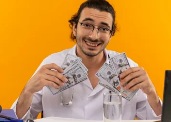 I’m Great at Making Money But Terrible at Saving It—A Financial Therapist Helped Me Understand Why