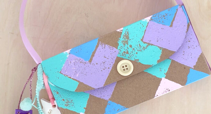 Verwandeln Sie eine Makkaroni -Box in eine gesteppte Handtasche